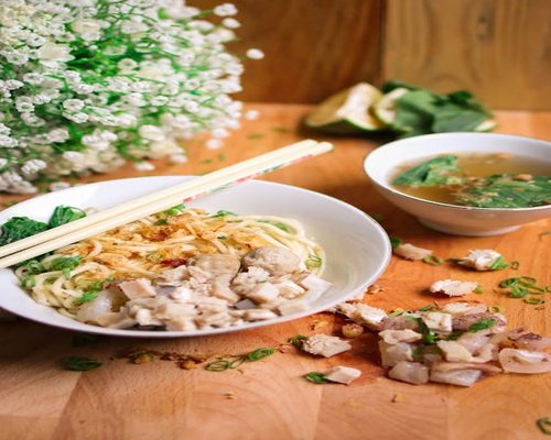 Suasana meja makan dengan makanan rumahan Indonesia